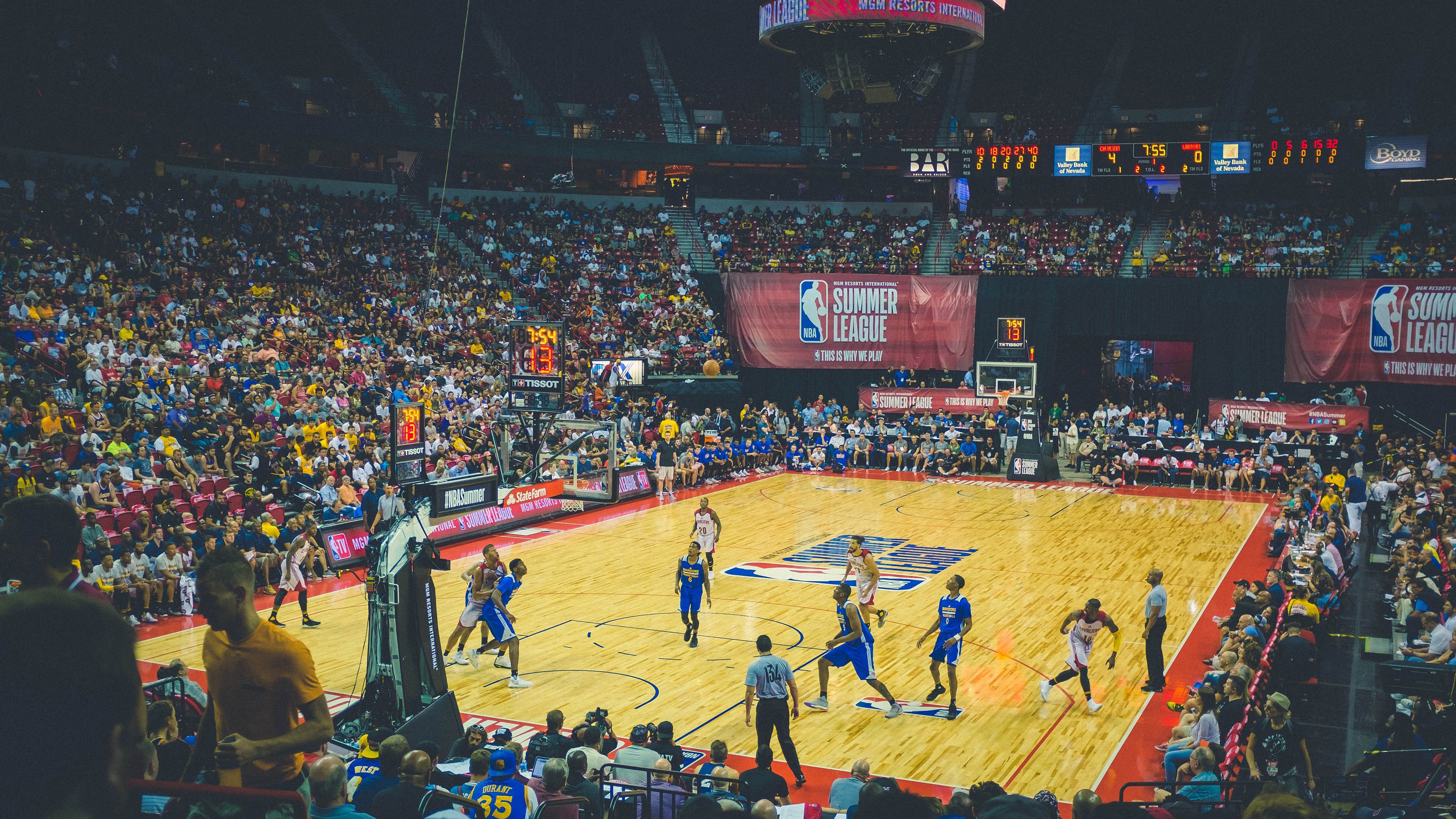 当紫金军团遭遇蓝色风暴,马克西生涯之夜映照湖人雷霆的宿命交错