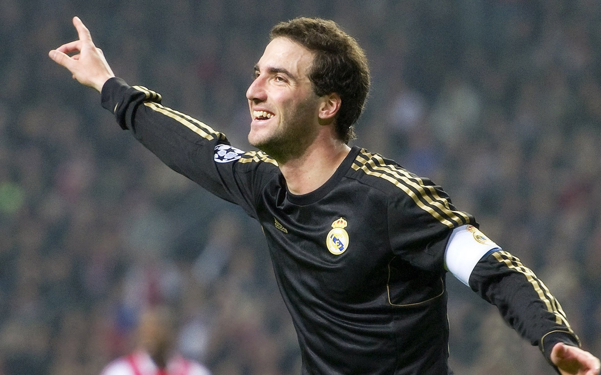 铁壁铜墙，迪亚斯领衔的哥伦比亚防线如何将波兰的进攻狂潮化为无形