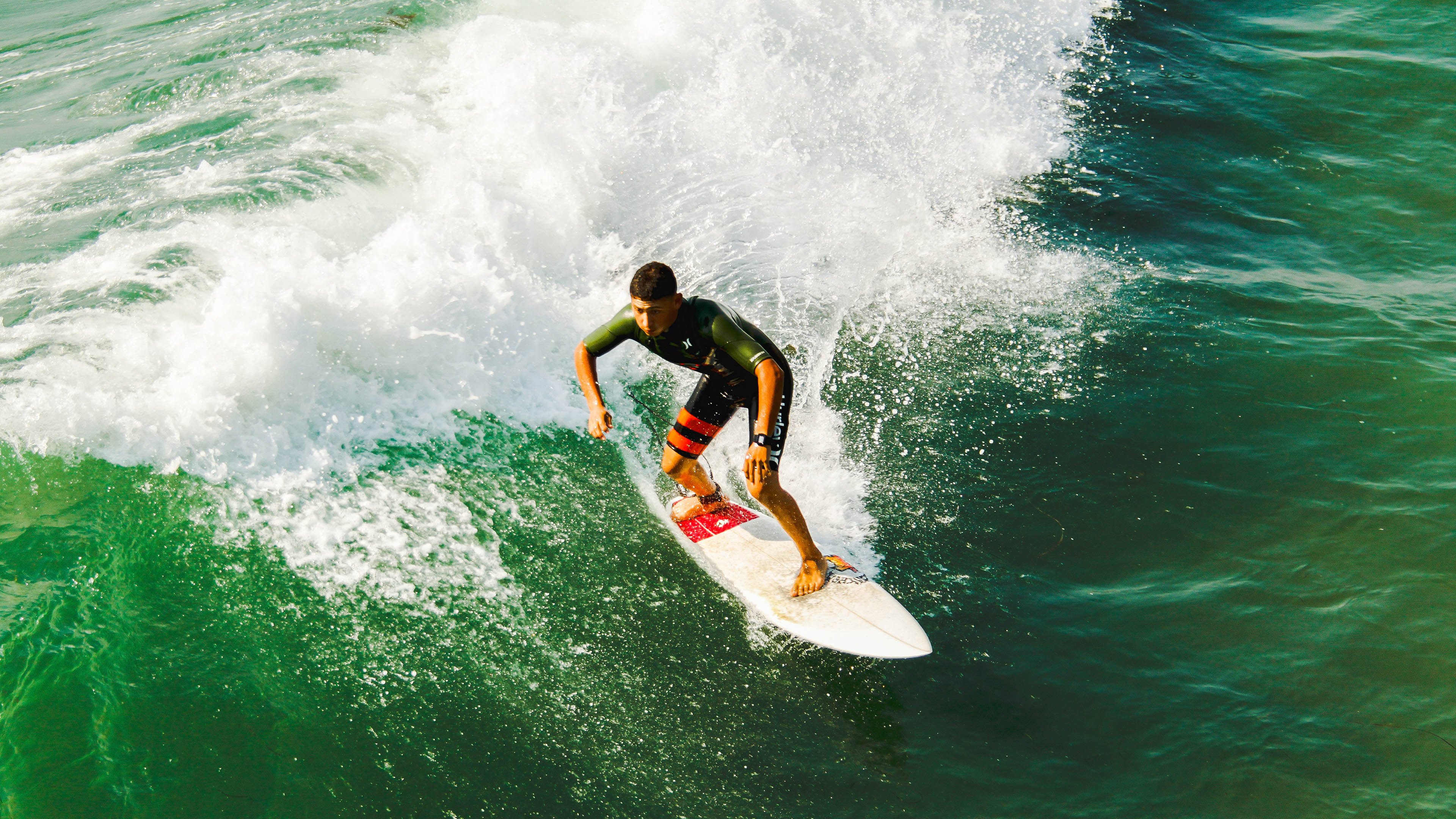 街道狂飙与绿茵碾压,当F1引擎轰鸣遇见南美足球风暴